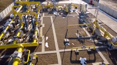 Sarı endüstriyel borulardan oluşan ağ manzara boyunca dokuyor. Labirenti andıran canlı kanallar gaz kimyasallar su üretimi ve altyapı Sarı borular görsel gösteriyi vuruyor