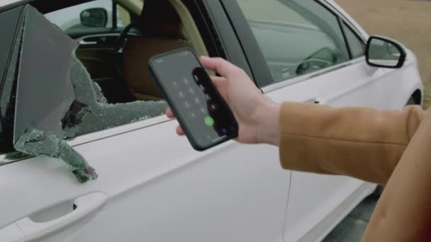 Látva Törött Üvegű Autóvezetőt Aki 112 Hívta Segítségért Remegő Kezek — Stock videók