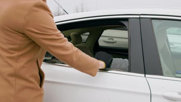 Üvegszilánkokat Takarított Fel Törött Autó Ablakából Bűntény Után Következmények Közepette — Stock videók
