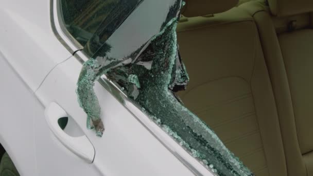 犯罪行為の後 車の窓が閉じられた 散らばった窓の断片は破壊行為の本質を捉える妨害された窓ガラスの侵入の厳しく思い出させます — ストック動画