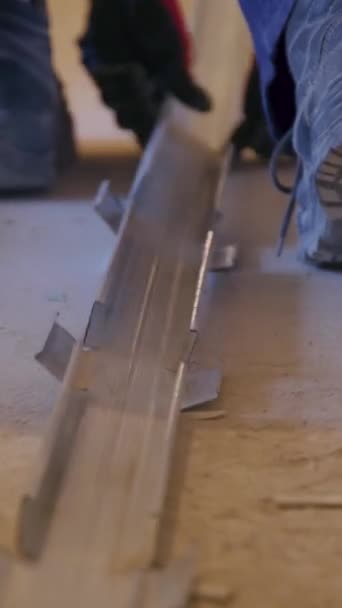 Artesano Taller Hábilmente Manipulado Hoja Metal Video Vertical Sonido Rítmico — Vídeo de stock