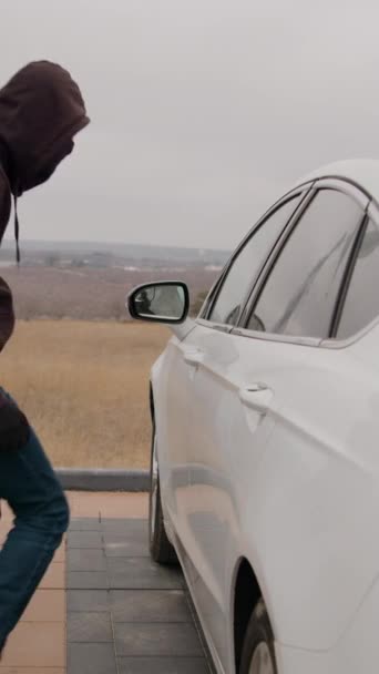 Araba Hırsızının Dikey Videosu Araba Çalıyor Araba Çalmak Beceri Hassasiyet — Stok video