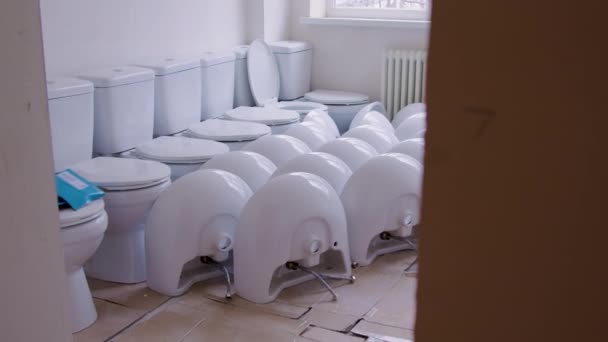 Mitt Byggnavet Står Grupp Toaletter Rummet Och Väntar Installation Redo — Stockvideo