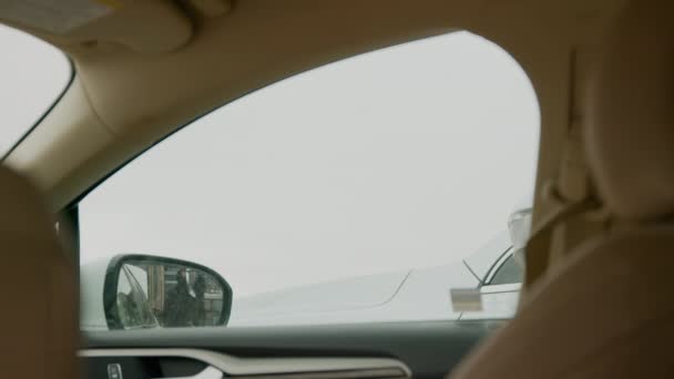 Złodziej Samochodów Zagląda Przez Okno Samochodu Trzymając Klucz Rozbicia Szyby — Wideo stockowe
