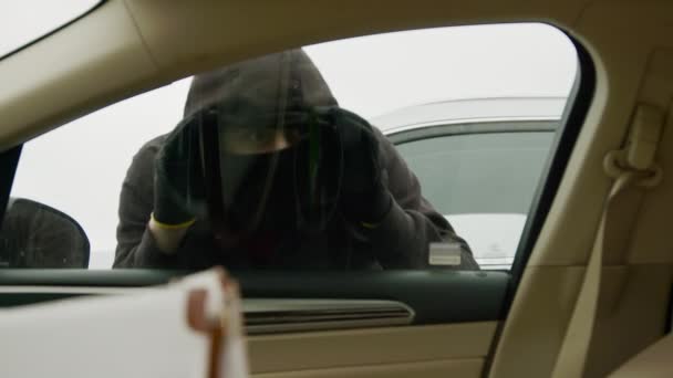 Autodieb Einbrecher Schaut Durch Fenster Und Betrachtet Seinen Unerlaubten Zutritt — Stockvideo
