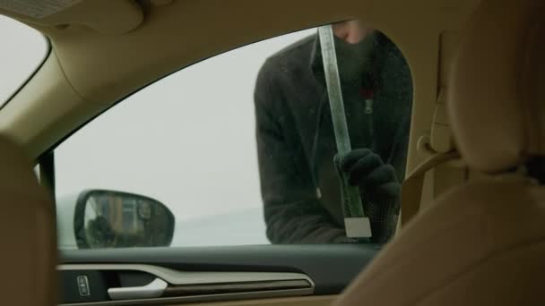 車の泥棒は車の中から車の眺めに侵入する フーディーに閉じ込められた車泥棒は車のロック機構を操作します泥棒はステルスな方法を示す見られます — ストック動画