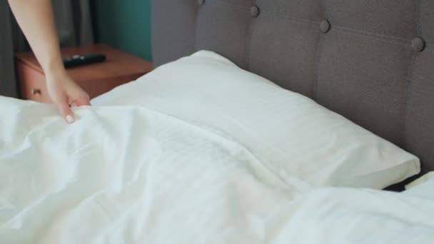 Persona Del Dormitorio Encarga Hacer Cama Para Meticulosamente Meter Sábanas — Vídeo de stock