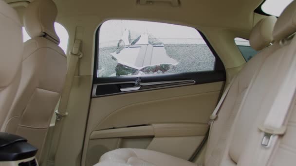偷车贼砸碎车窗 偷走了汽车 小偷砸碎汽车窗玻璃想偷它破玻璃的声音无声地回荡着 窃贼为了接近汽车而破门而入 — 图库视频影像