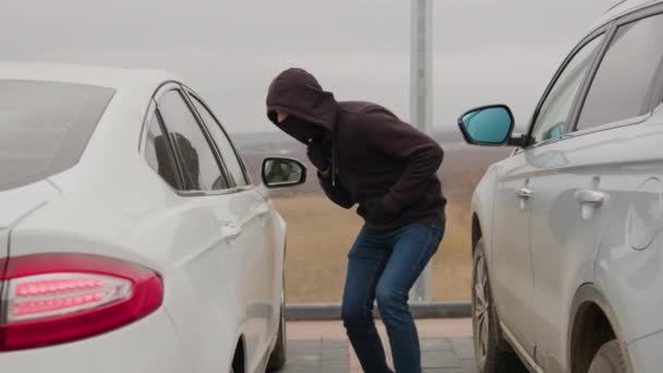 Carjacker Hoodie Cracks Open Hijacks Vehicle Carjacker Proficient Auto Theft — Stock Video