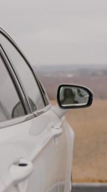 Araba hırsızı bir aracı daha dikey olarak soyuyor. Çalıntı araba hırsızlığının yeraltı dünyasında yeni bir istatistik haline geldi. Araba hırsızlığı suçları sokaklarda araba gaspı yapmaya devam ediyor.