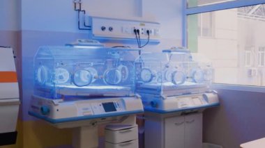 Hastanelerin içinde yeni doğan bebekler için bir kuluçka makinesi dizisi var. Yeni doğan bebekler için kuluçka makinesindeki monitörlerin hafif parıltısı tıbbi personelin adanmışlığının kanıtıdır.