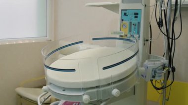 Hastanedeki son teknoloji tıbbi ekipmanlar kesin teşhis ve tedavi olanakları sunuyor. Gelişmiş tıbbi ekipmanlar, modern sağlık hizmetlerinin, hastalık analizi ve hasta bakımına çok önemli bir rol oynamaktadır.