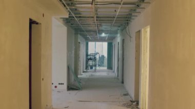 İnşaat alanı boş koridor boyunca uzanıyor. Adımların yankısı boş koridorda yankılanır. Boş koridor, inşaat dönüşümünün senfonisinde geçici bir duraksama görevi görür.