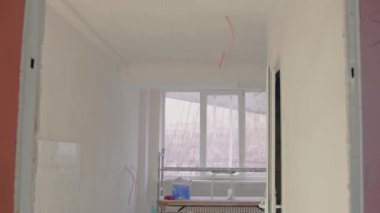 İnşaat alanının yenilenme odasında beyaz duvarlar boş. Boş uzay yenileme odası yenilenmiş uzay yenileme odasının yeniden canlandırılması için hazır bekliyor.