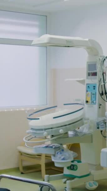 医院中的垂直视频医疗设备能够进行准确的诊断和有效的治疗 现代医学在促进疾病评估和管理方面取得的医疗设备进步 — 图库视频影像