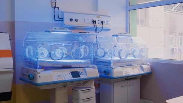 Kórházi Óvodában Inkubátorban Újszülött Koraszülöttek Számára Újszülöttek Inkubátorában Lévő Monitorok — Stock videók