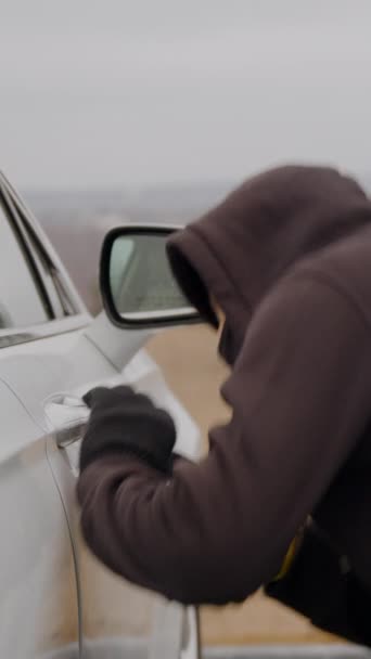 Autokriminalität Carjacker Dieb Entreißt Fahrzeug Vertikal Video Gestohlenes Auto Von — Stockvideo