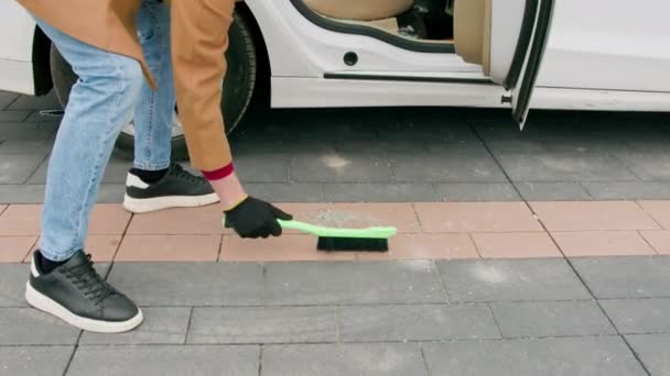 사람은 브러시를 사용하여 자동차 유리를 청소합니다 운전자의 조심스럽게 흔적을 남기지 — 비디오