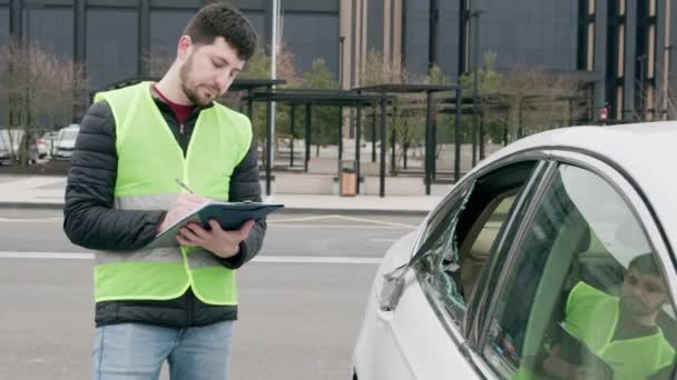 Közúti Ellenőr Megállította Autót Bírságot Szabva Közlekedési Szabálysértésért Járművezető Megtanulja — Stock videók