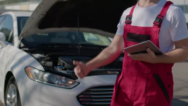Auto Mechanic Fixed Broken Car Hood Open Confidently Giving Thumbs — Stock Video