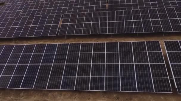 環境に優しい発電の太陽エネルギーの主要な例を利用する太陽電池パネル 持続可能な開発に不可欠なクリーンで再生可能なエネルギー源としての太陽エネルギーの役割 — ストック動画