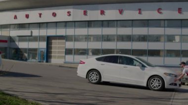 Arabayı iten adam, bozuk arabaları kullanmadaki ustalığını gösteriyor. Sanatında fiziksel ve hassasiyet var. Her hamle onu araç sorununu çözmeye yaklaştırıyor.
