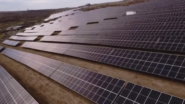 太陽光エネルギーのエネルギーを使用するソーラーパネルのロー 太陽エネルギーの持続可能性と環境スチュワードシップの未来の太陽エネルギービーコン 太陽光発電による再生可能エネルギー — ストック動画