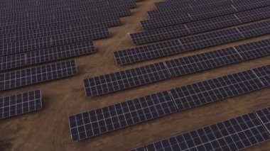 Güneş panelleri hava görüşü sürdürülebilir gelişim yeşil enerji kaynakları yenilenebilir enerji güneş enerjisi. Sürdürülebilir kalkınma, sürdürülebilir kalkınma eko-dost uygulamalarının özünün altını çizmektedir