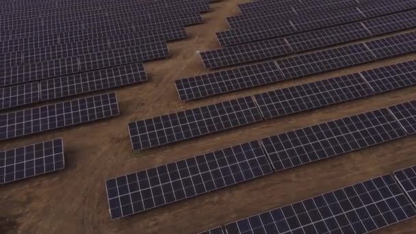 Solární Panely Letecky Vnímají Udržitelný Rozvoj Zelené Zdroje Energie Obnovitelné — Stock video