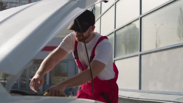 Arızalı Otomobil Tamircisi Üzerinde Çalışmak Araba Tamir Alanında Hünerini Sergiliyor — Stok video