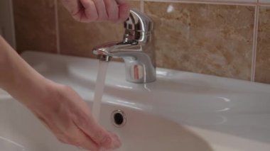 Kişisel hijyenik insan davranışı ellerini düzenli bir şekilde lavaboda yıkamak sağlıklı yaşam tarzını teşvik etmek ve zararlı patojenlerin bulaşmasını önlemek için temiz cilt yıkamak. El yıkayan biri.