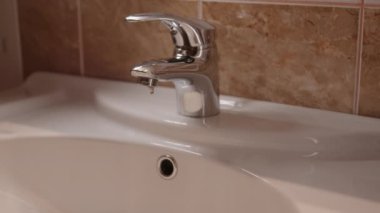 Su olmadan musluk ve lavabo cilt hijyeni için çok önemli. Genel refahı ve hastalık önleme musluğunu desteklemek ve mutfağa batmak için temiz yüzeylerin musluk ve batımı gereklidir.