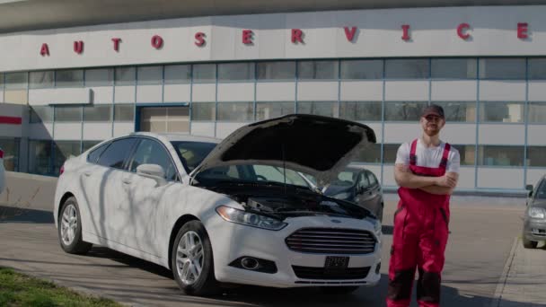 Munka Szorgalmasan Alatt Nyitott Motorháztető Törött Autó Tapasztalt Autószerelő Ügyesen — Stock videók