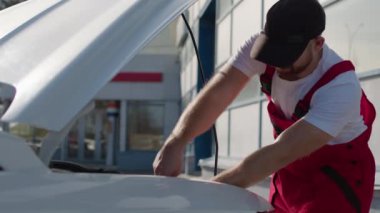 Aracın açık kaputu arasında yetenekli tamirciler araba bakımı sanatındaki ustalığını gösterme eğilimindedir. Tamirci otomobil servisinde otomotiv tamiri ile ilgili ayrıntıları yakından takip ediyor