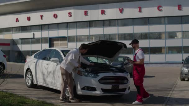 Betrokken Bij Het Repareren Van Gebroken Auto Monteur Vitrines Vaardigheid — Stockvideo