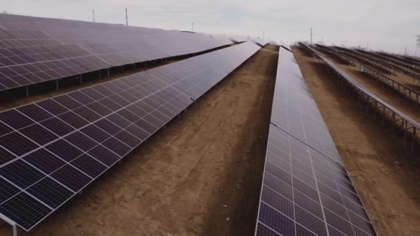 Yenilenebilir Enerji Altyapısı Güneş Panelleri Güneşin Alternatif Enerji Potansiyeline Sahiptir — Stok video