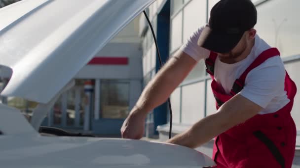 Aracın Açık Kaputu Arasında Yetenekli Tamirciler Araba Bakımı Sanatındaki Ustalığını — Stok video