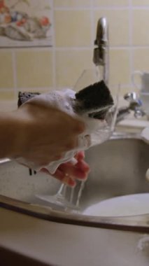 Bulaşık yıkayan kişi, dikey videoyu kapatır. Bu rutin bulaşıkçı vasıtasıyla temizlik önceliğini belirler. Bulaşık yıkama ve olası sağlık tehlikelerine karşı korunma görevlerini belirler.