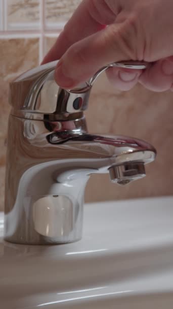 Badezimmer Fließt Wasser Aus Dem Wasserhahn Das Becken Nahaufnahme Vertikale — Stockvideo