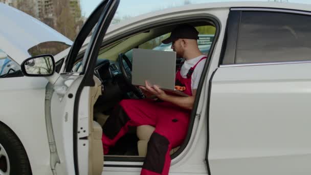 Arızalı Bir Arabanın Içinde Otururken Tamirci Otomatik Otomatik Kontrol Merkezinde — Stok video