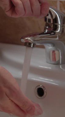 Kişisel temizlik ellerini yıkama, dikey videoyu kapat. Her kasıtlı hareketle el yıkama, hastalıkların önlenmesi ve genel refahın temel taşı olarak önemini artırır.