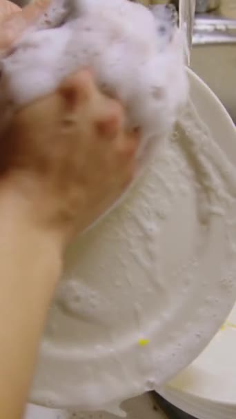Kuchni Osoba Zmywająca Naczynia Zamknąć Pionowe Wideo Każdym Naczynia Mycia — Wideo stockowe