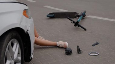 Sahne, yolda araba çarpması sonucu ortaya çıkan kazanın görüntüsü. Bu tasvir yollardaki potansiyel tehlikelerin altını çizmekte ve ihtiyatlı olunması gerektiğinin yansıtılmasına yol açmaktadır.
