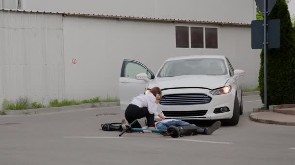 Aracın Elektrikli Scooter Çarpması Sonucu Yaralanan Kadına Yardım Ettiği Açıkça — Stok video