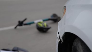 Takip eden kaza arabasının elektrikli scooter 'a çarpması neticesinde oldu. Sahne, trafik kazaları sonrasını ön plana çıkarıyor ve bu gibi sonuçları önlemek için karayolu güvenlik tedbirlerinin önemini vurguluyor