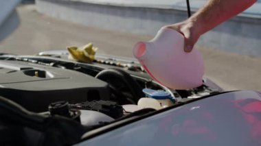 Araca antifriz eklemek motoru donmaktan ve ideal sıcaklığı korumada hayati önem taşıyor. Motor hasarının önlenmesi için düzenli antifriz değişimi antifriz önemi ekleniyor