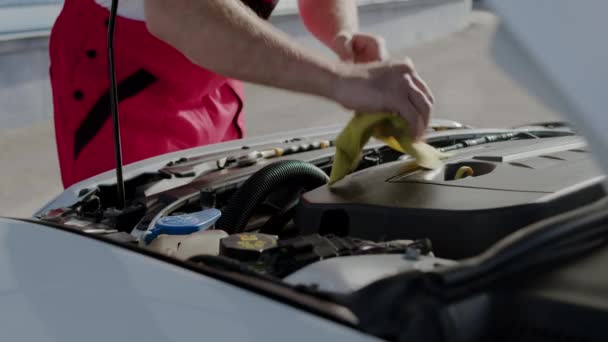 Depois Reparar Motor Auto Técnico Meticulosamente Limpa Com Pano Cuidado — Vídeo de Stock