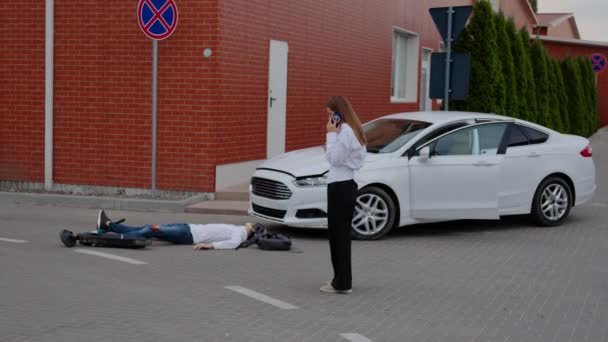 Bilulykken Slo Sparkesykkel Kvinne Ringer Nødetatene Hjelpe Skadet Person Ulykkevekten – stockvideo