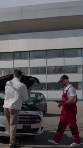 Механик Посещает Капот Автомобиля Повышенной Вертикальной Видеосъемки Навыки Обслуживании Автомастерской — стоковое видео