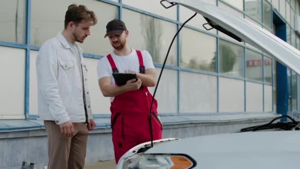 Gesprek Met Eigenaar Van Kapotte Auto Automonteur Bespreekt Reparatie Details — Stockvideo